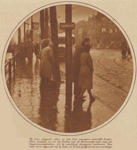 873786 Afbeelding van een tramhalte op de Catharijnesingel te Utrecht, op een regenachtige novemberdag, met op de ...
